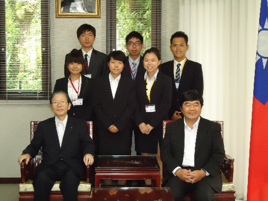 台湾嘉義県吳鳳科技大学應用日本語学科の学生6名と，実習先の株式会社大山夢工房の負責人三苫善八郎社長と戎総領事の撮影