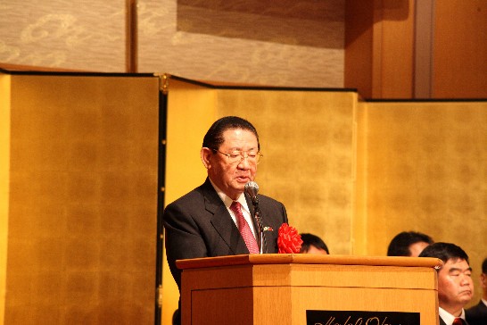 中華民国建国104年双十国慶祝賀レセプションにて自民党前山崎拓副總裁が挨拶した様子