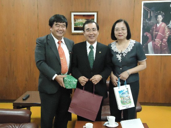 戎総領事夫婦と鹿児島市森博幸市長との記念撮影