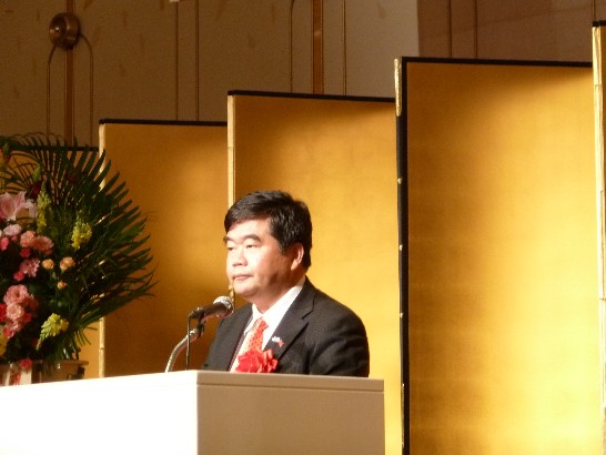 当弁事処戎総領事が祝賀会において祝辞を述べた