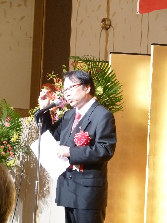 福岡中華総会吳坤忠会長が祝辞を述べた