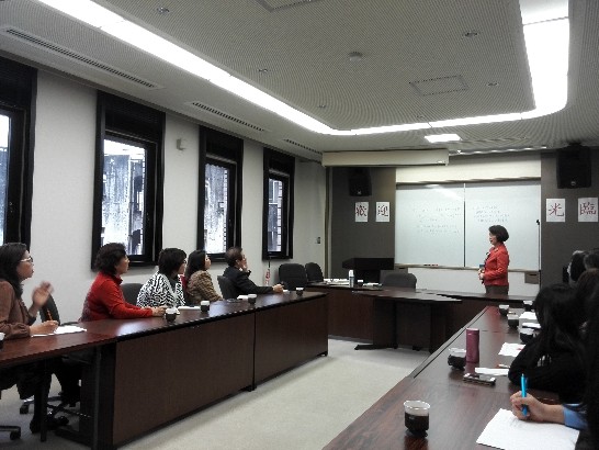 3月19日，当弁事処の招きにより、RKB每日放送株式会社会長夫人永守彰子先生が弁事処職員たちに過剰敬語と日本語のあいまいな表現について語った。