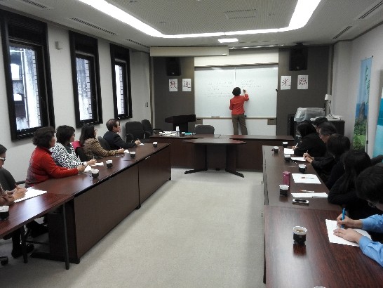 3月19日，当弁事処の招きにより、RKB每日放送株式会社会長夫人永守彰子先生が弁事処職員たちに過剰敬語と日本語のあいまいな表現について語った。