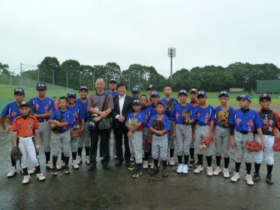 戎総領事が中山小学校野球チームとの撮影