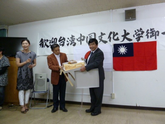 戎総領事に記念品を贈呈した