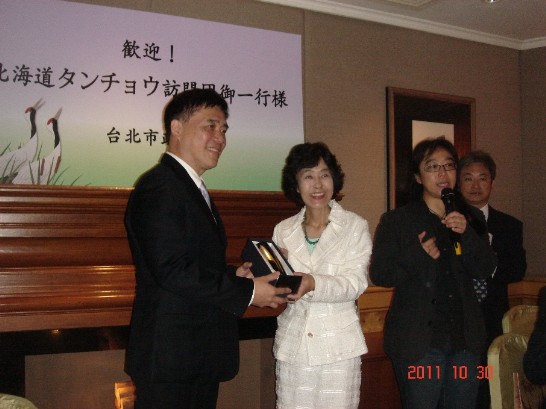 台北市郝市長與北海道高橋知事合影。