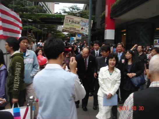 北海道高橋知事參觀物產展活動會場。