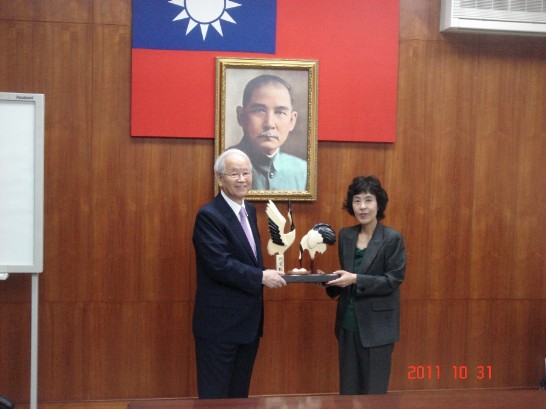 亞東關係協會彭會長與北海道高橋知事合影。