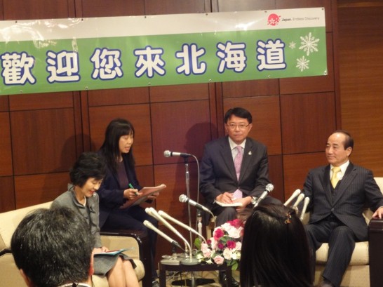 王院長與北海道高橋知事共同召開記者會。