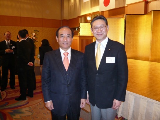 王院長與參議院小川議員合影。