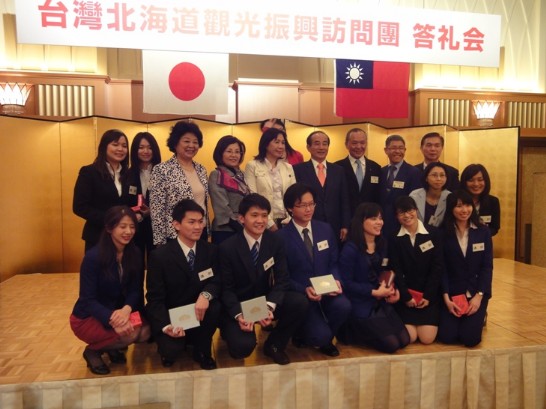 王院長等一行會後與留學生們合影。