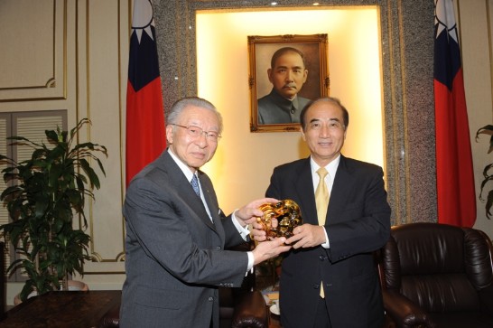 「北海道商工會議所連合會」伊藤名譽會頭與立法院王院長合影。