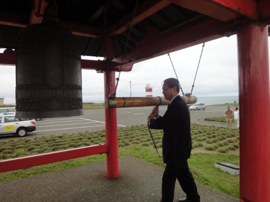 徐處長敲打世界和平鐘。