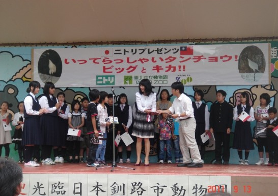 趙局長贈送小禮物給中小學生們。