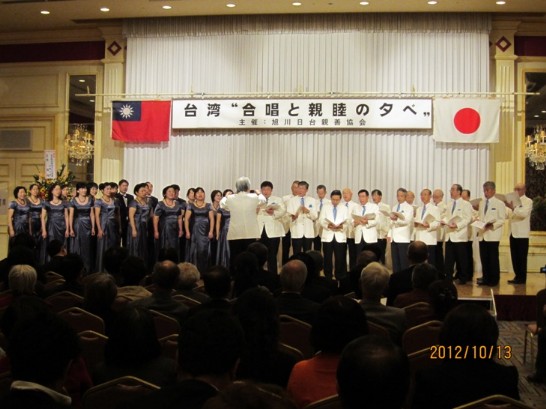 蘆音合唱團與旭川男聲合唱團合唱情形。