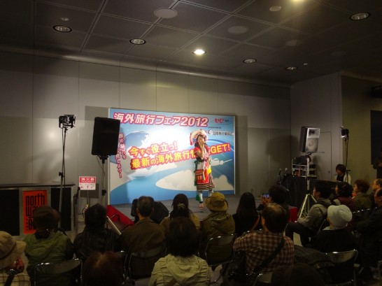 歌手真氣以原住民服裝表演台灣歌曲。