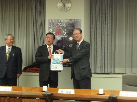 竹縣邱縣長與JR北海道旅客鐵道株式會社小池社長合影。