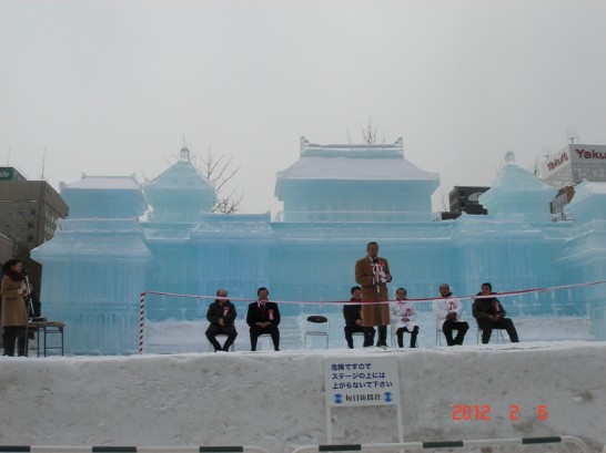 馮代表出席札幌雪祭會場我故宮大型冰雕開幕典禮致詞。