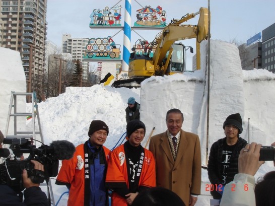 馮代表與製作台北101雪像之我隊選手合影。