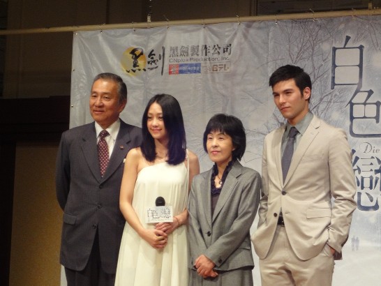 駐日馮代表與北海道知事高橋春與偶像劇男女主角合影。