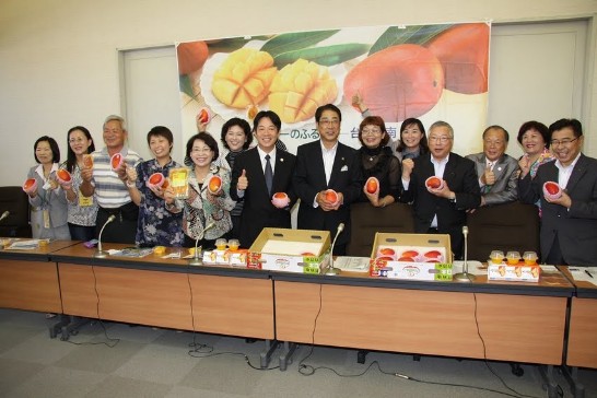 台南市政府暨議會訪問團與函館工藤市長及能登谷議長等合影。