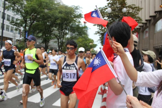 我留學生與僑胞於起跑點為我國選手加油情形。