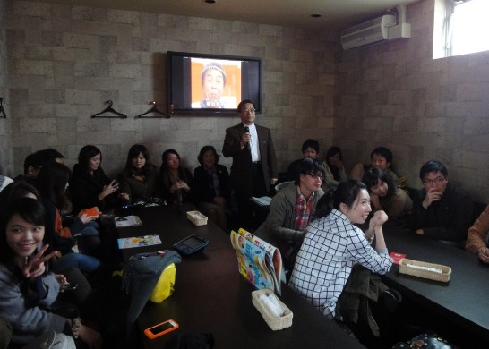 陳處長於卡拉OK帶動唱與留學生互動熱絡