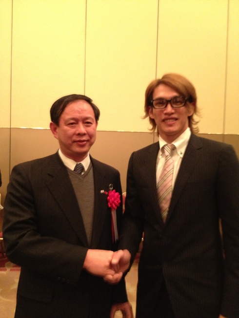 本事處徐處長與日本火腿隊我國職棒選手陽岱鋼合影。