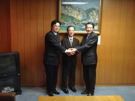 駐日本代表處羅副代表坤燦與名寄市長加藤剛士、杉並區長田中良合影。