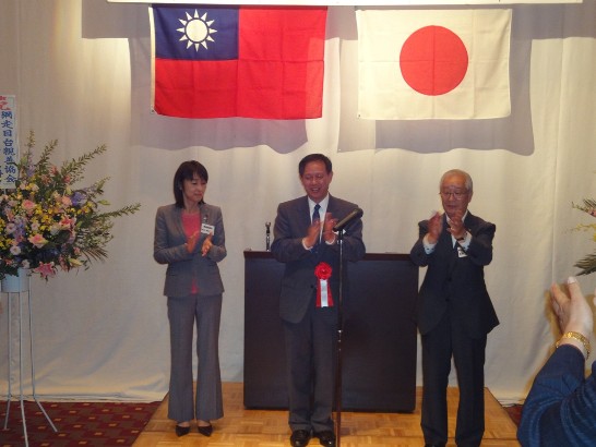 本處徐處長(中)與眾議員中川郁子(左)、帶廣商工會議所會頭高橋勝垣(右)合影。