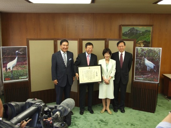 本處徐處長(右)與北海道高橋知事(右二)、似鳥昭雄社長(左二)、長內順一特別顧問(左)等人合影。