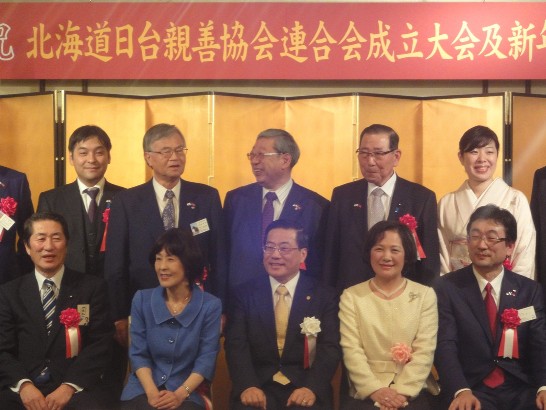 陳處長夫婦與高橋知事、加藤議長及各地日台親善協會會長等人合影