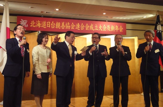 陳處長夫婦與「Dandy Four」男聲合唱團體共同表演餘興節目