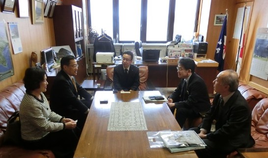 陳處長與日高振興局名取哲哉局長(中間)、森友秀副局長(右2)等人座談