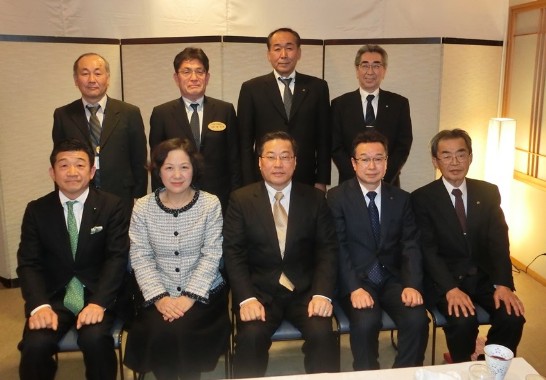 陳處長夫婦與道議員藤澤澄雄(左1)、名取局長、