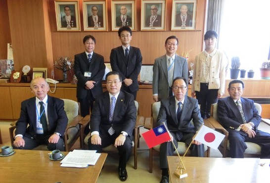 陳處長與東川町合田博副町長(右2)、東川町工商會藤田裕三會長(右1)、