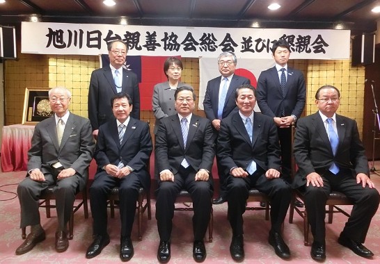 陳處長與旭川日台親善協會加藤禮一會長(右2)、