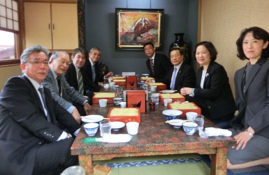 陳處長夫婦與釧路市蝦名大也市長(左3)、釧路日台親善協