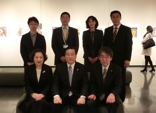 陳處長夫婦與蝦名市長(右1)、長沼大平美術館長(後左2)等人合影