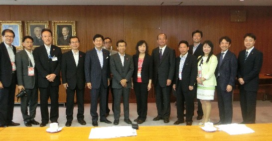 臺灣代表團與札幌市秋元克廣副市長（左7）及