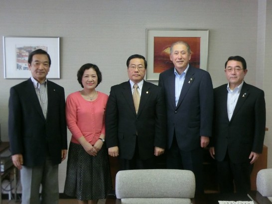 陳處長夫婦與牧野市長、相山佳則副市長（右1）、