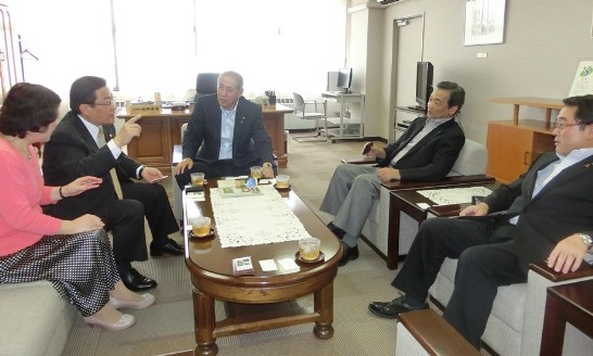 陳處長夫婦拜會士別市牧野勇司市長（中間）座談