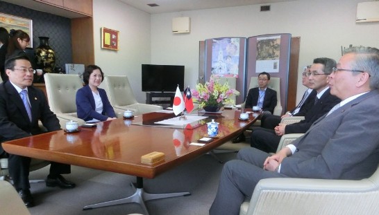 陳處長夫婦拜會稚內市工藤廣市長（右1）座談