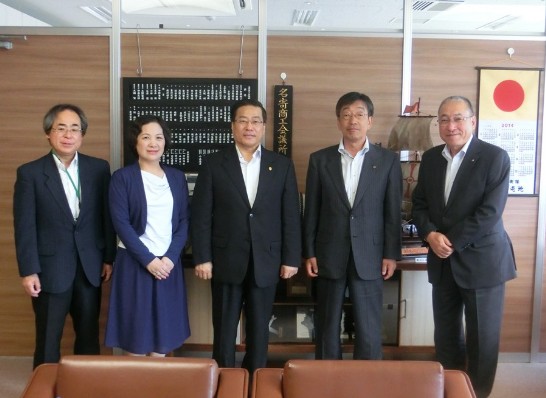 陳處長夫婦與藤田會頭（右2）、久保副市長（左1）、今尚文前副市長（右1）合影