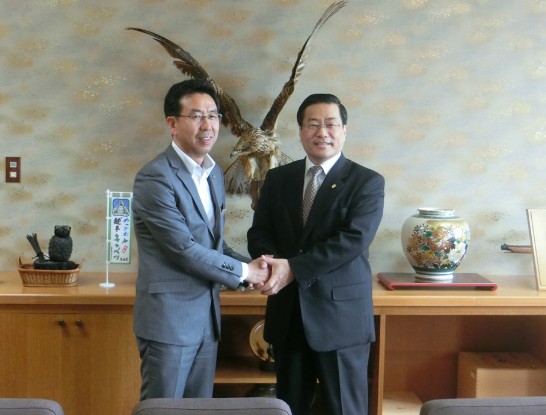 陳處長於和寒町奧山盛町長合影