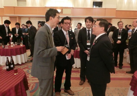 陳處長與荒井局長(左1)、福井專務(左2)等人交談