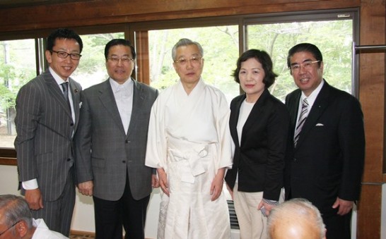 陳處長夫婦與北海道神宮吉田源彥宮司(中間)、