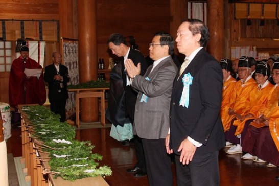 陳處長敬獻玉串