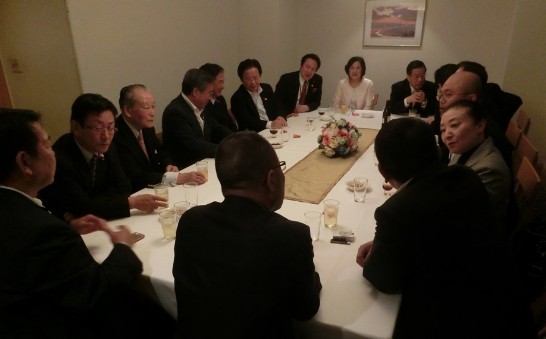 懇親會後﹐陳處長夫婦與市長、議長、會長及議員等人座談廣泛交換意見