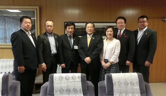 陳處長夫婦與黑木議長（左3）、續木敏博會長（右2）、畑中優周副會長（左1）、酒卷勝美副會長（左2）、 松尾和仁幹事長（右1）合影